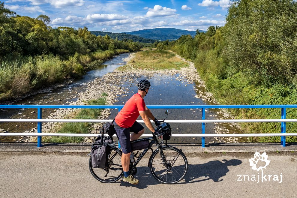 turysta-rowerowy-na-szlaku-velo-sola-sla